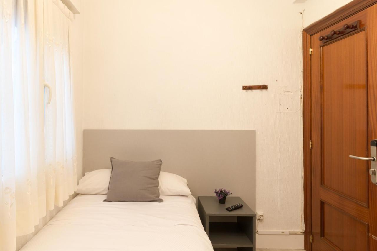 Pension Arias Bilbao Bagian luar foto