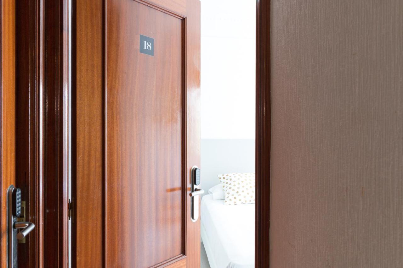 Pension Arias Bilbao Bagian luar foto