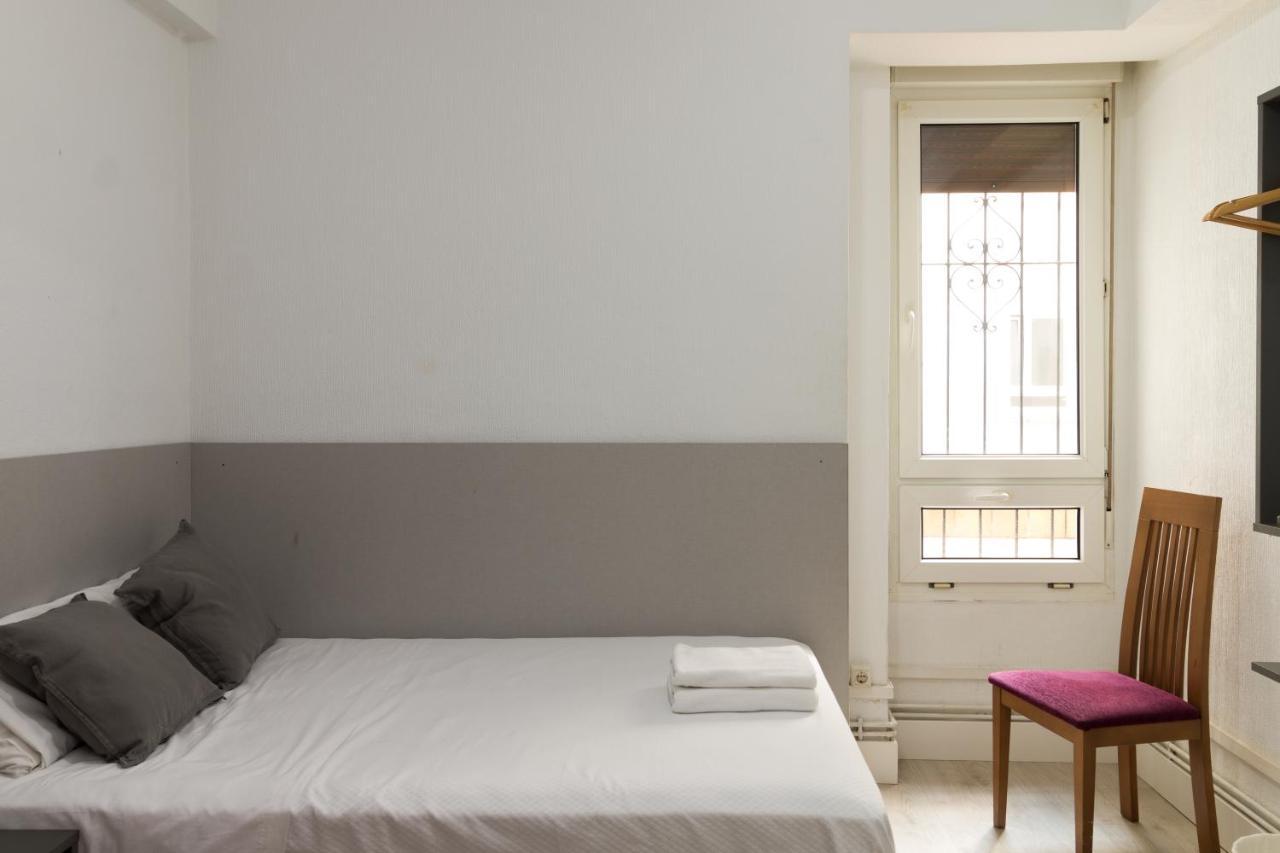 Pension Arias Bilbao Bagian luar foto