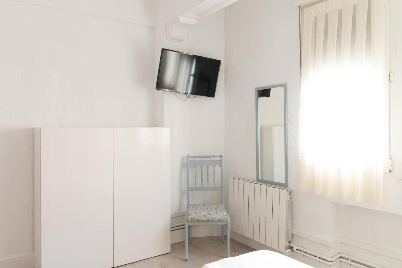 Pension Arias Bilbao Bagian luar foto