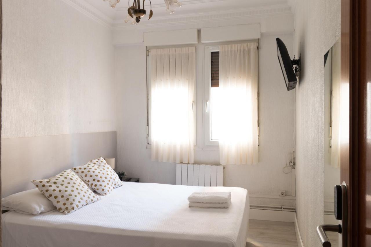 Pension Arias Bilbao Bagian luar foto