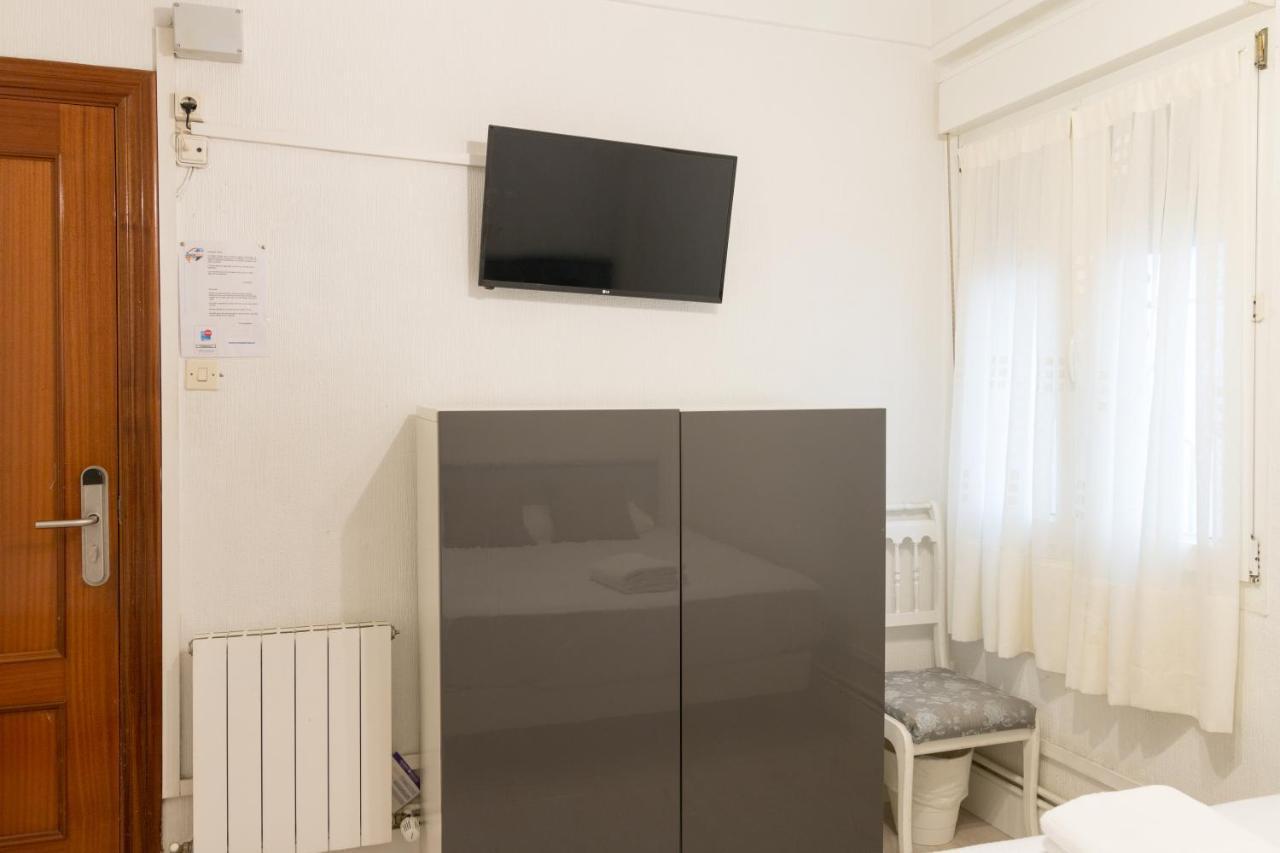 Pension Arias Bilbao Bagian luar foto