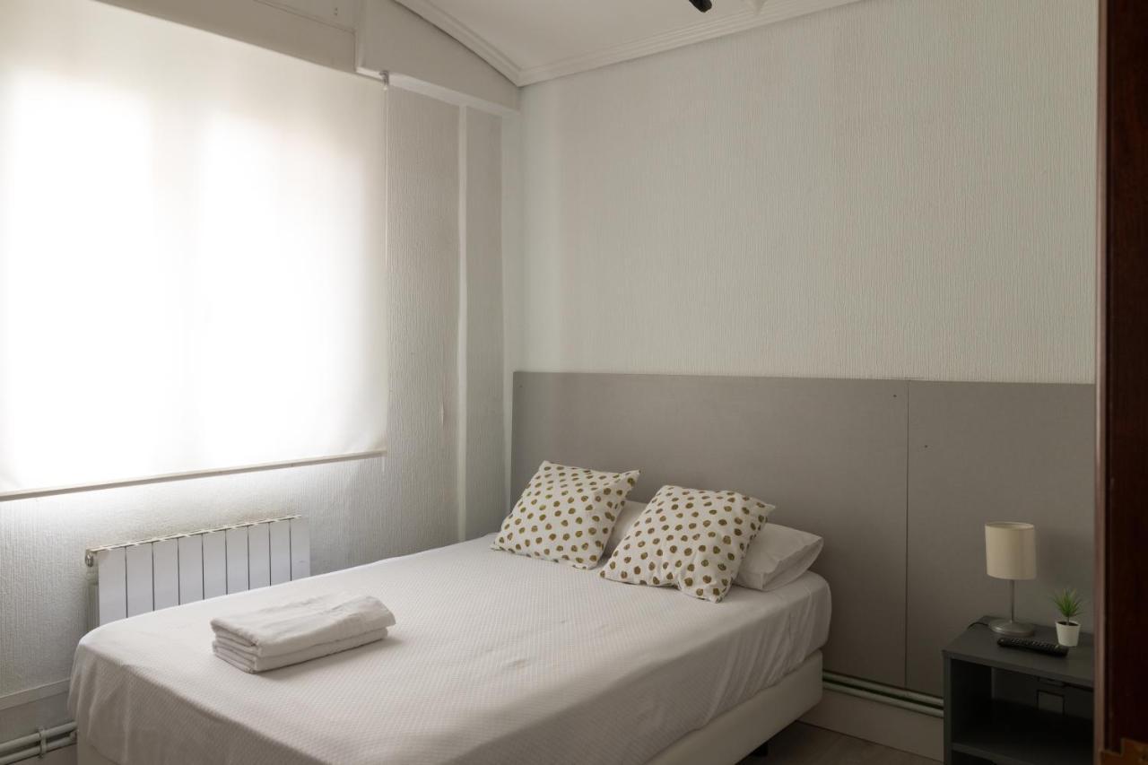 Pension Arias Bilbao Bagian luar foto