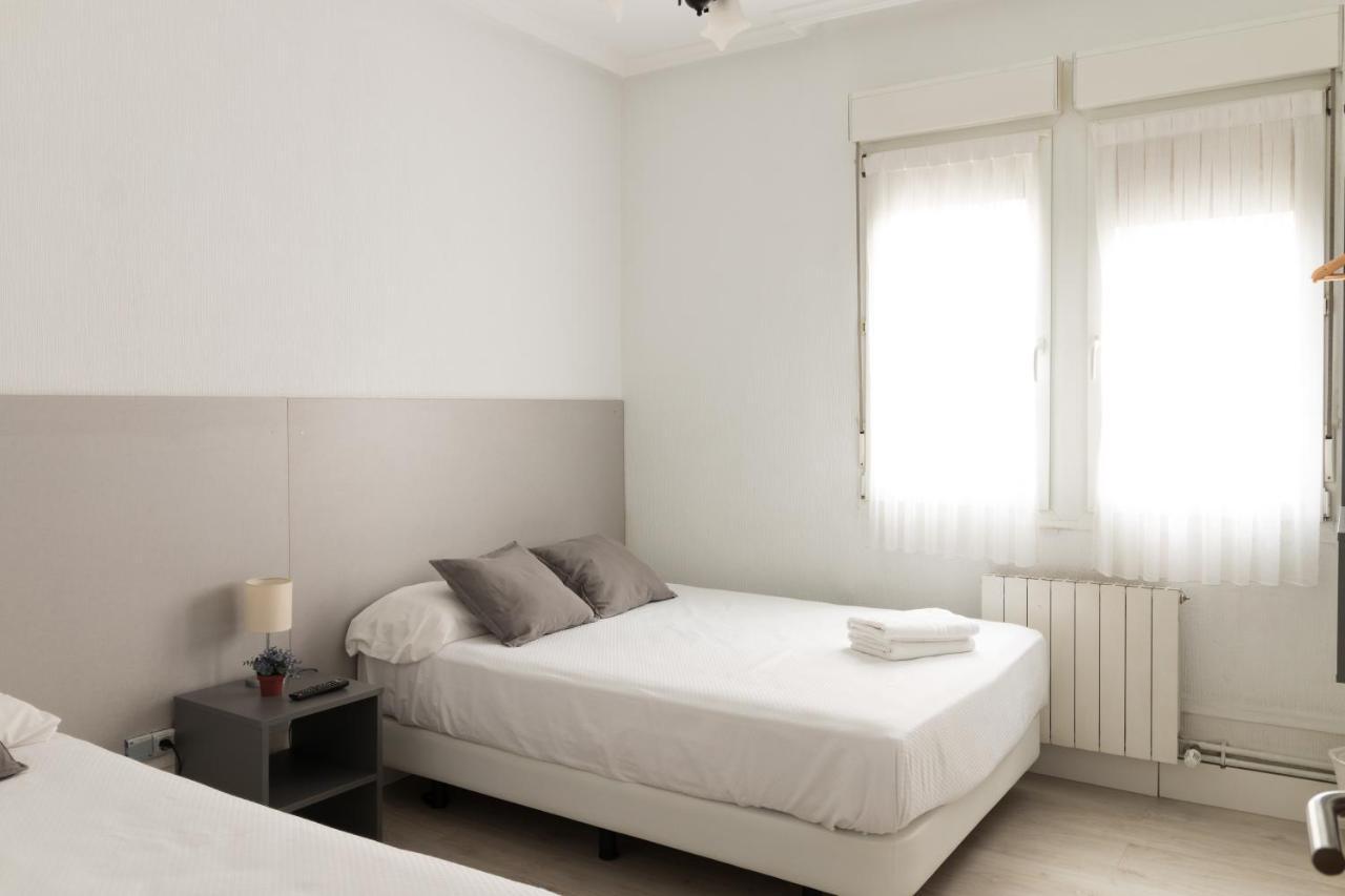Pension Arias Bilbao Bagian luar foto