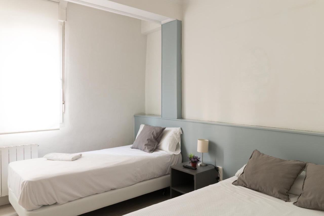 Pension Arias Bilbao Bagian luar foto